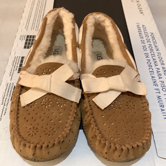 EUC UGG cut out foil loafers size 7. - Picture 2 of 5